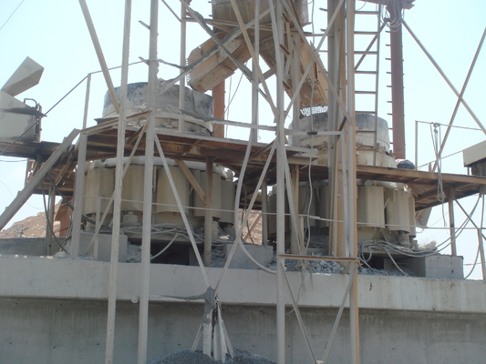 Trituradora hidráulica 50000kgs Maintaince fácil del cono de la piedra de la mina 250Tph